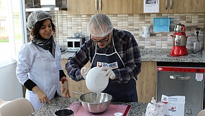 Yemeğini kendi yapıyor