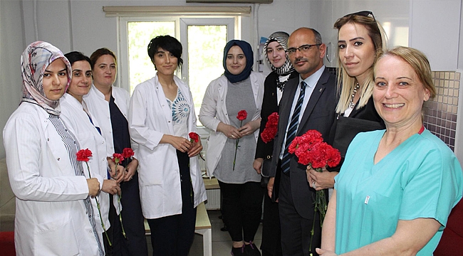 AK Parti Körfez’den hemşirelere çiçek