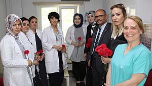 AK Parti Körfez’den hemşirelere çiçek