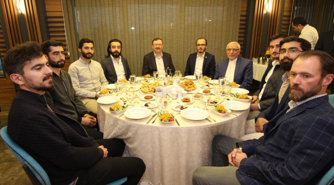 Bayram, genç STK’larla iftar yaptı