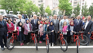 Bisiklet dağıtım törenleri sürüyor