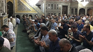 Camiler ilk teravih namazı için doldu