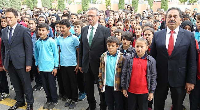 Güler ve Köşker bayrak törenine katıldı