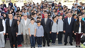 Güler ve Köşker bayrak törenine katıldı