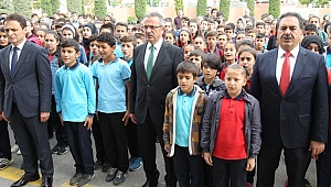 Güler ve Köşker bayrak törenine katıldı