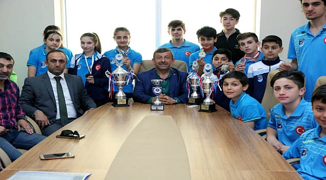 Kim tutar DARES’İ