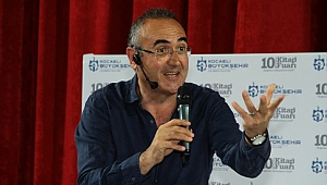 Kitap fuarında Sunay Akın rüzgarı esti