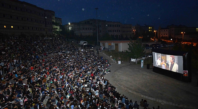KOÜ’lü öğrenciler ‘'Neşeli Günler” filmini izledi