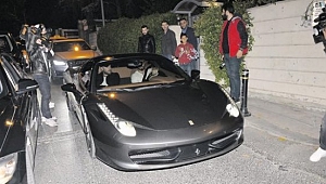 Murat Boz yeni arabasıyla gecelerde