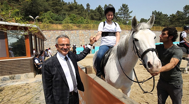 Özel çocukların atlı binicilik keyfi