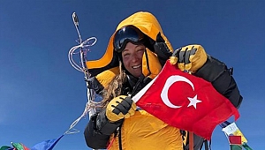 Türk dağcı Gülnur Tumbat, Everest Dağı'na tırmandı