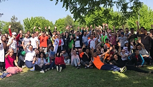 Üniversiteli abi ve ablalarıyla spor yapıp eğlendiler