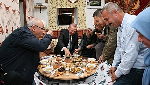 Yer sofrasında orucunu açtı