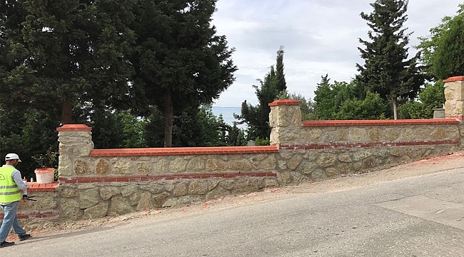 17 Ağustos Deprem Şehitliği taş duvarla çevreleniyor