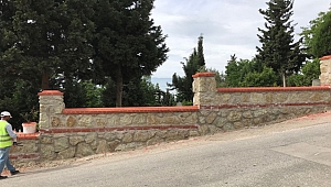 17 Ağustos Deprem Şehitliği taş duvarla çevreleniyor