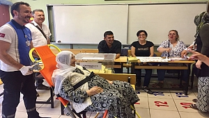 Hasta ve engelli vatandaşlar, sandıklara taşındı