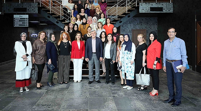 Karaosmanoğlu, iş kadınlarıyla bir arada