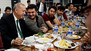 Sahurda öğrencilere misafir oldu