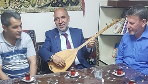 Sarıdoğan, hem çaldı hem söyledi