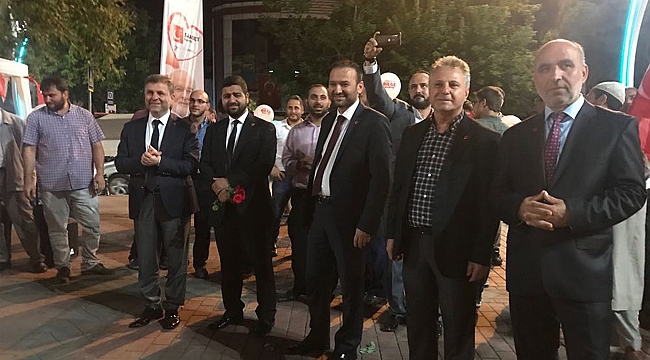 Şarkıya eşlik ettiler
