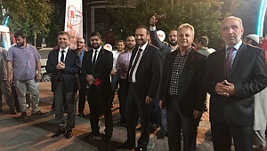 Şarkıya eşlik ettiler