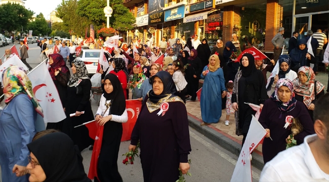 Sevgi yürüyüşünde bir araya geldiler