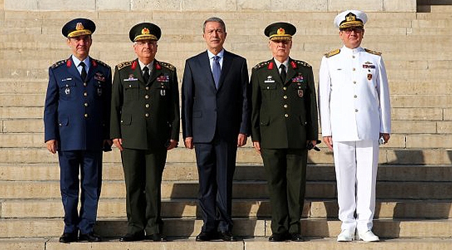 Bakan Akar'dan Anıtkabir'e ziyaret