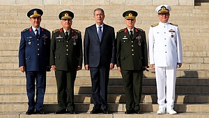 Bakan Akar'dan Anıtkabir'e ziyaret