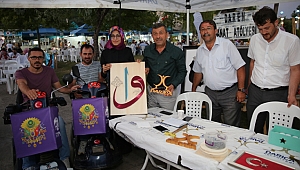 Daren eserlerini sahilde sergiliyor