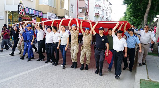 El ele Türk bayrağını taşıdılar