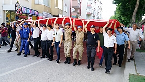 El ele Türk bayrağını taşıdılar