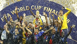 Fransa Dünya Kupası'nı kaldırdı