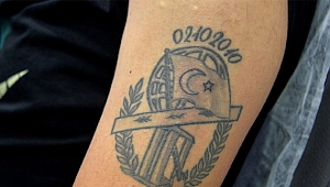 Görme engelli gazinin dövme tutkusu