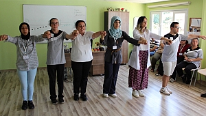 Halk oyunlarıyla kendilerini geliştiriyorlar