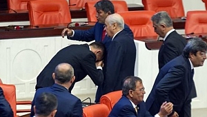 İyi Parti vekili Bahçeli'nin elini öptü