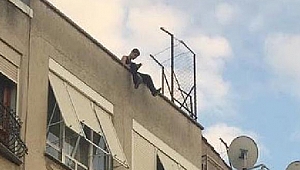 Müzik dinleyen genç, ortalığı karıştırdı