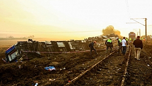 Yolcu treni devrildi; 24 kişi yaşamını yitirdi