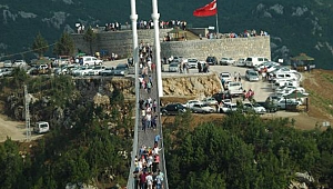 Asma köprü ziyaretçi akınına uğruyor