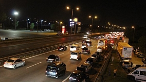 Tatilciler uzun kuyruklar oluşturdu