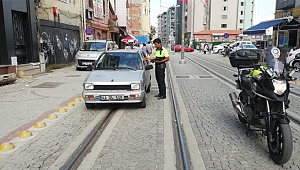 Tramvay yolunu işgal edenlere göz yumulmuyor