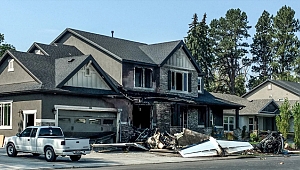 Uçakla evine çarparak intihar etti