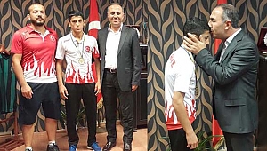 Balkan şampiyonunu alnından öptü!