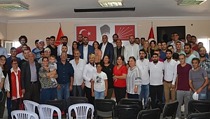 CHP’li gençler rozetlerini taktılar