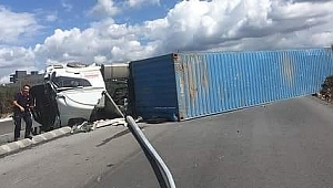 Devrilen tırın sürücüsü ağır yaralandı