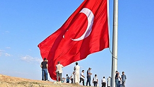 Sınıra dev Türk Bayrağı