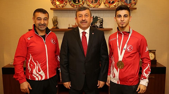 Eray, Tokyo’dan gururla sunar