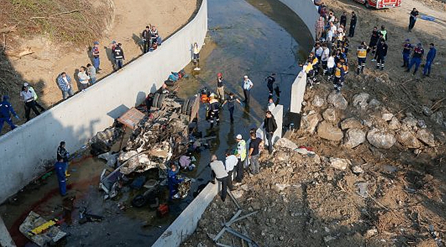 Göçmenleri taşıyan kamyon devrildi