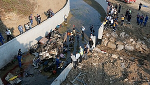 Göçmenleri taşıyan kamyon devrildi