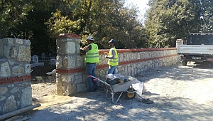 Mezarlık duvarlarına Karamürsel Taşı