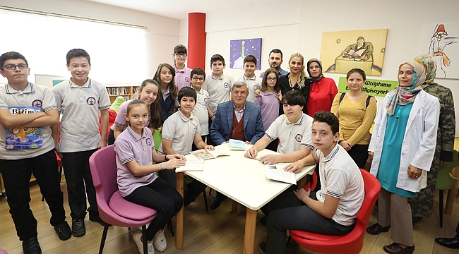 Önce kütüphaneyi açtı, sonra kitap okudu
